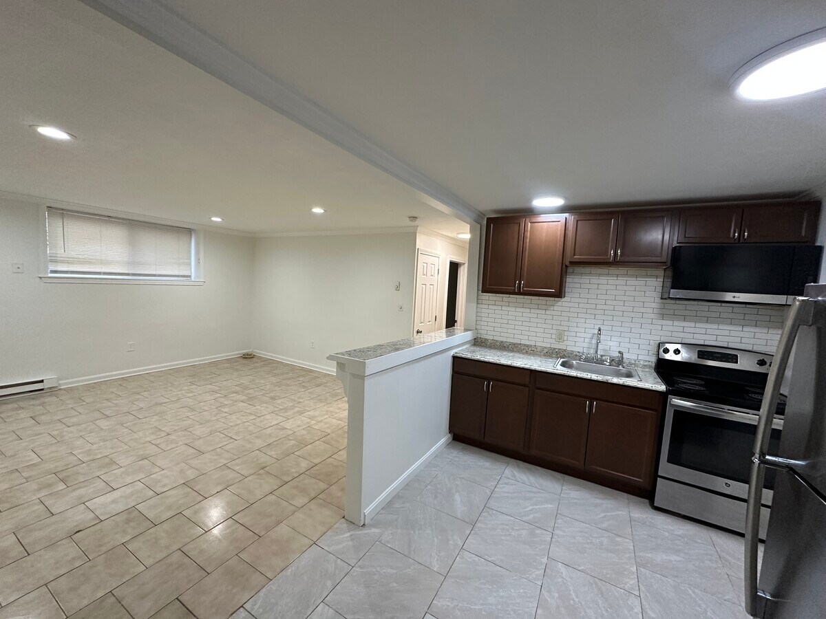 Photo - 594 American Legion Hwy Unidad 4