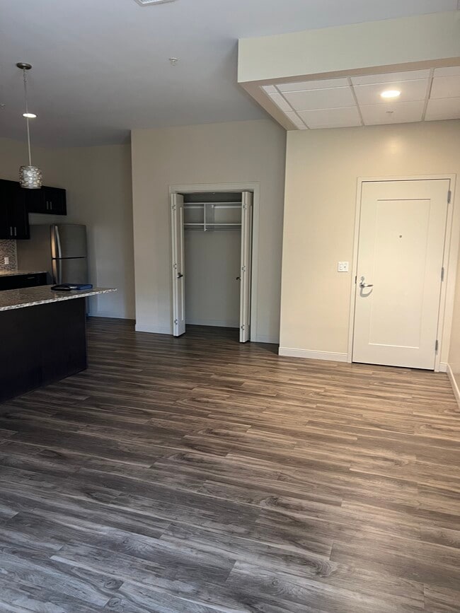 701 Entry Way/ Dining - Icon Tower