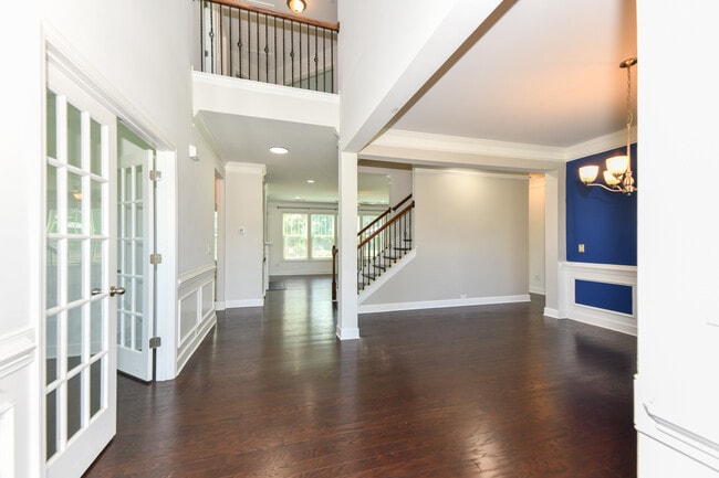 Photo - 406 Fairmile Dr