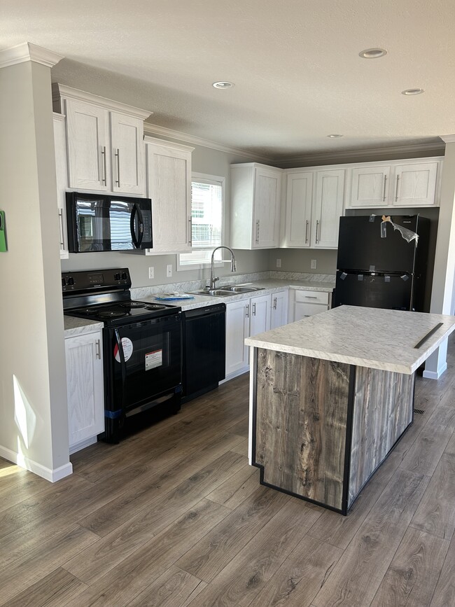 Cocina blanca - 656 Warner Ave