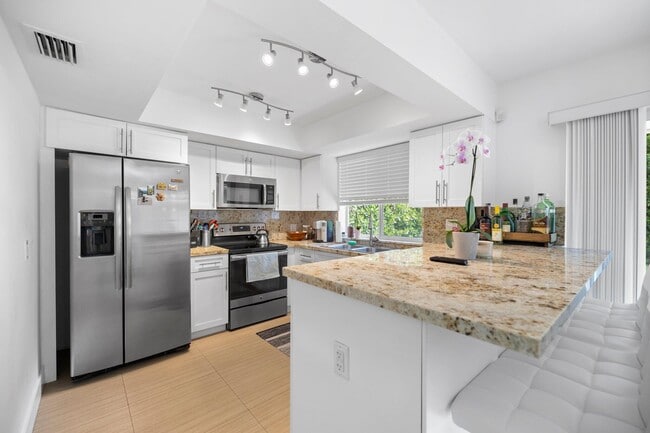 Photo - 811 Capri St