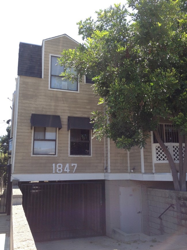 Building Photo - 1847 S Barrington Ave Unit Apartment #1