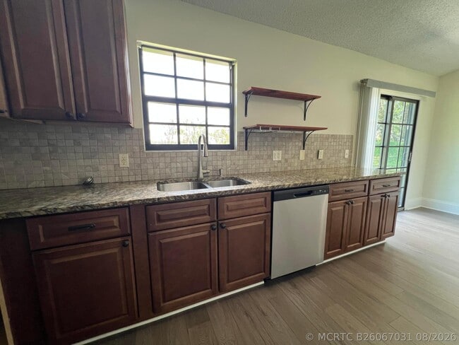 Photo - 720 3rd St SW