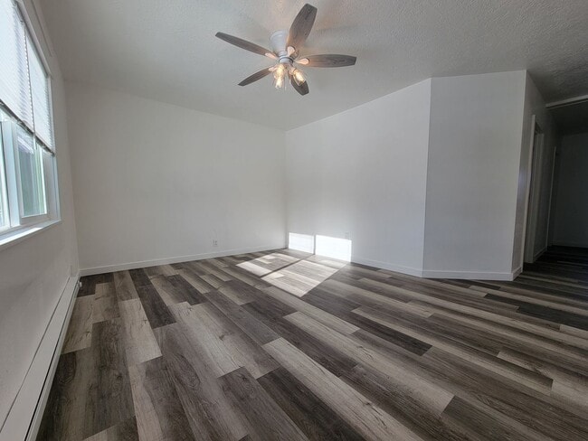 Photo - Newly Updated Modern 3 Bedroom, 1 Bathroom Apartment for Rent in Shelley with Garage! By Real Pro... Unidad 347 Center