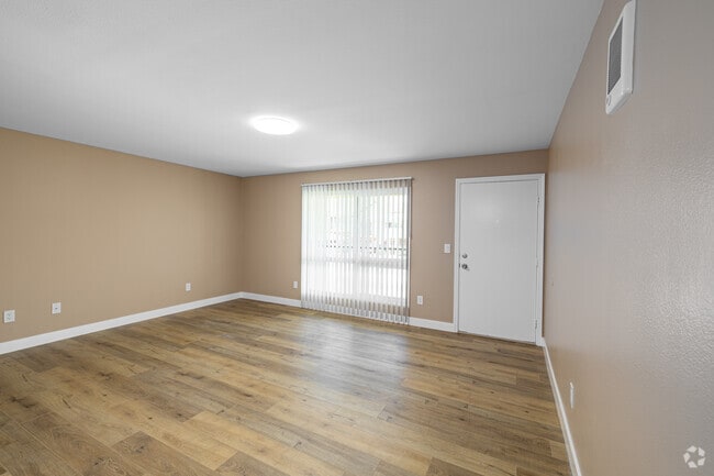 2BR, 1.5BA - 952SF - Living Room