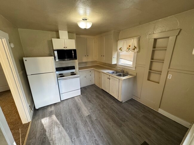 Kitchen - 1568 3rd St NE