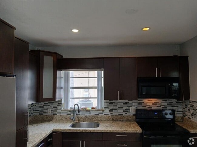 Building Photo - 2111 N 57th Terrace Rental