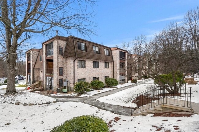 Building Photo - 7 Greenbriar Dr Unit 304 Rental