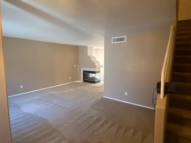 Building Photo - TOWNHOME FOR RENT