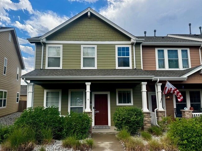 Building Photo - 3 Bedroom Townhome with 2 car detached garage
