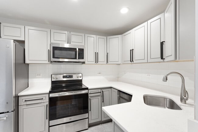 Photo - 6826 N Ridge Blvd Unidad 302