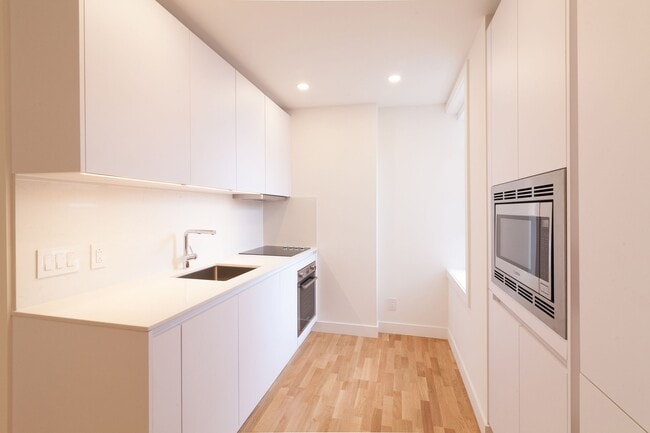 Building Photo - 590 Av. Outremont Unit 401