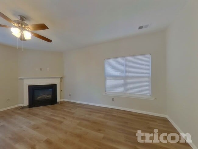 Photo - 221 Chestnut Oak Ln