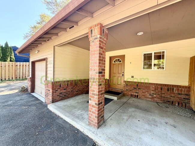 Building Photo - 1032 SW Halsey St