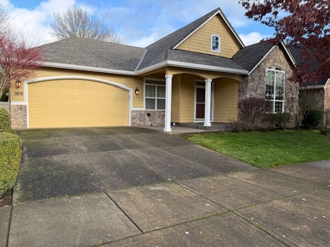 Building Photo - 3 Bedroom 2 Bath 55 and Old Community Newberg OR