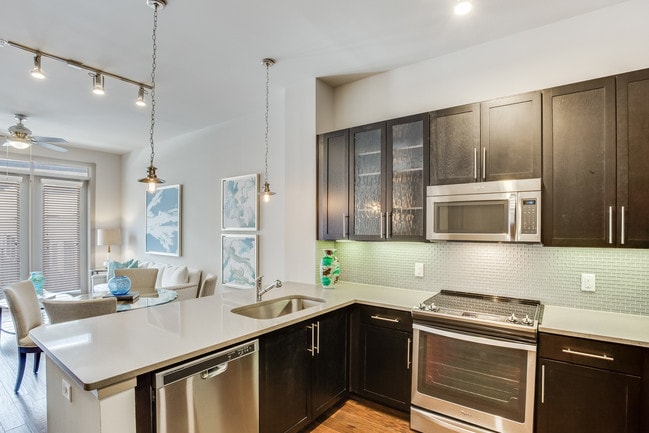 Explora nuestros apartamentos modernos con 10 a 12 pies de altura en toda la propiedad
