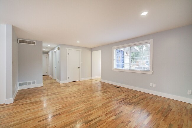 Photo - 3Bd/1.5Ba Bellevue House