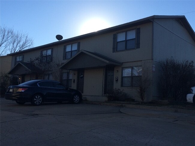 Building Photo - 1057 W Eagle St