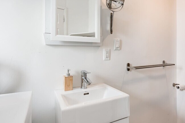 Photo - 4631 Rue Ontario E Unit ID1061577P