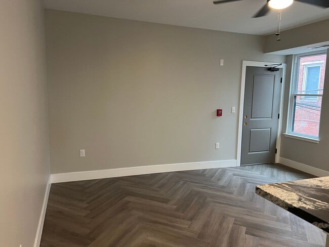 Photo - eml649 Unit 200