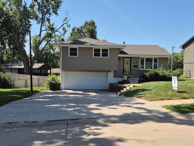 Building Photo - Freshly Updated 3 Bedroom Home for Rent