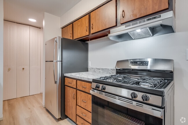 2BR, 1BA - 930SF - Kitchen