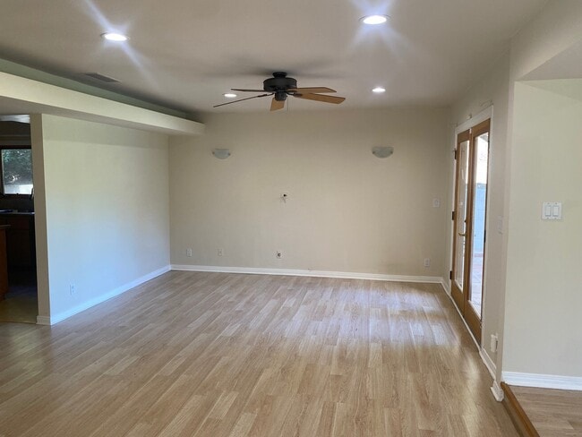 Comedor formal abierto - 4421 Grimes Pl