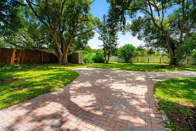 Photo - 5709 Lake Le Clare Rd