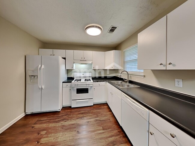 Photo - 3321 Metro Way