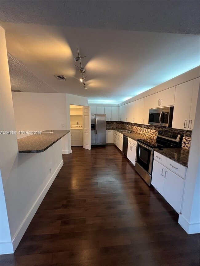 Building Photo - 561 Racquet Club Rd