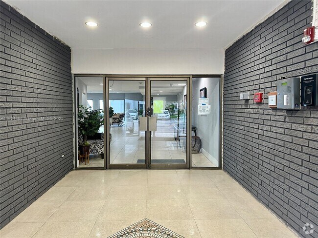 Building Photo - 1880 S Treasure Dr Unit 2D Rental