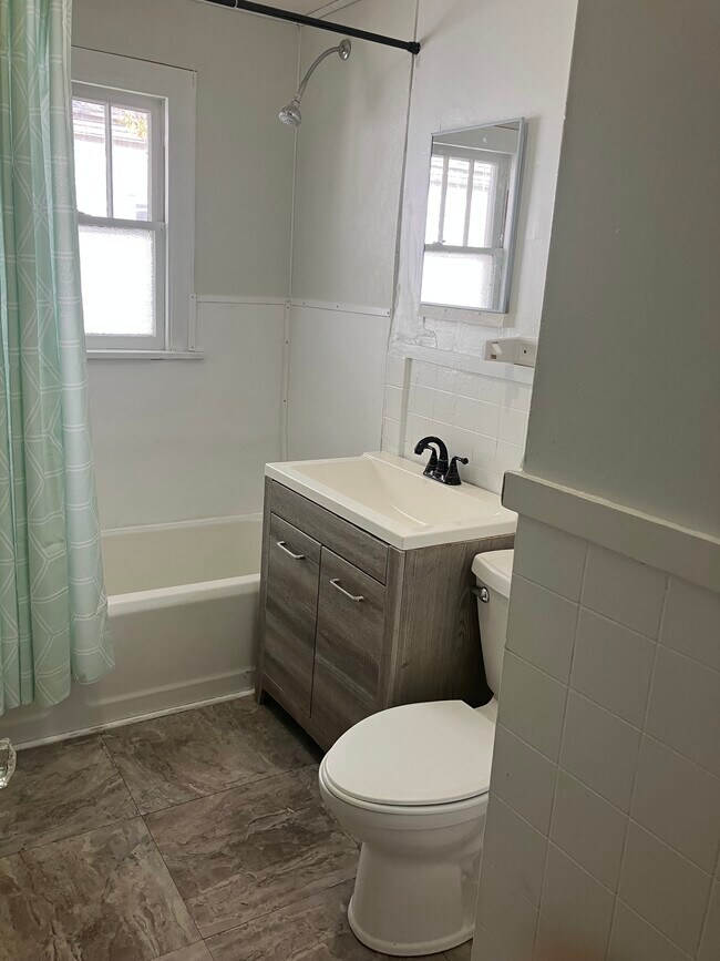 Main bathroom - 1200 E South St