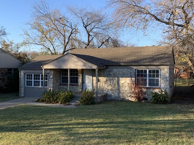 Building Photo - 409 W Himes St