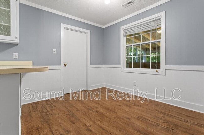 Photo - 417 Foxhall Dr
