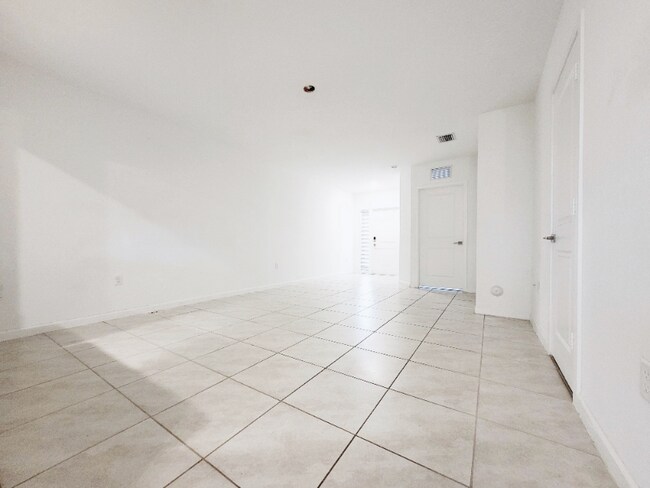 Photo - 541 NE 4th Ln