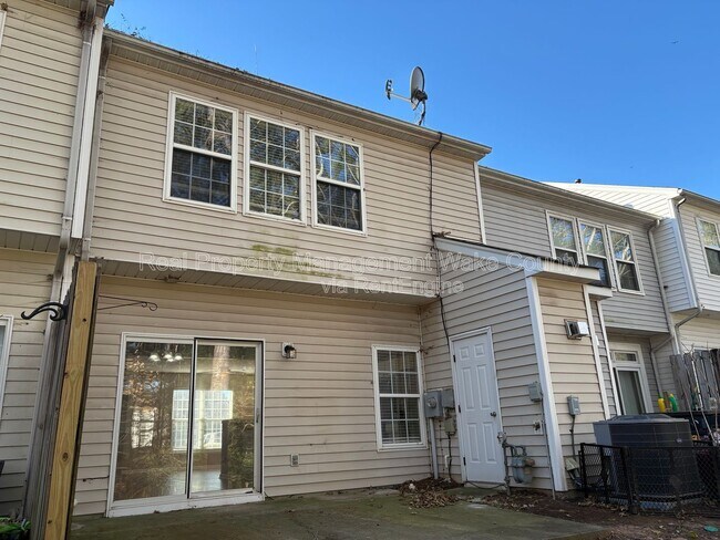 Photo - 504 Canyon Lake Cir