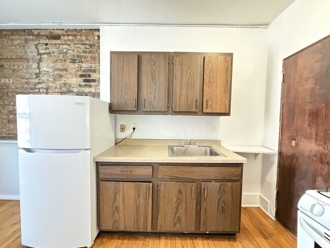Photo - 934 W Cornelia Ave Unit 2
