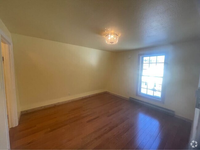 Building Photo - 112 Maple Ave Unit Yellow Bedroom Rental