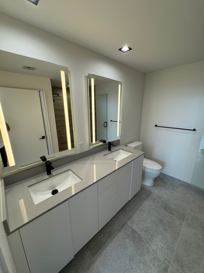 MASTER BATHROOM - 275 NE 18th St Unit PH-5