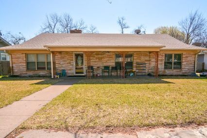 Building Photo - 4 bedroom, 2 bathroom home one block from ...