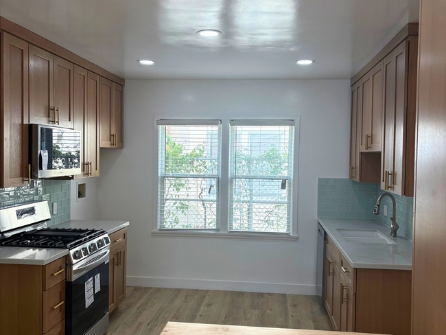Building Photo - 1802 Ocean Park Blvd Rental