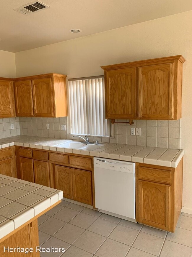 Photo - 3 br, 2 bath House - 551 Blue Jay Ave