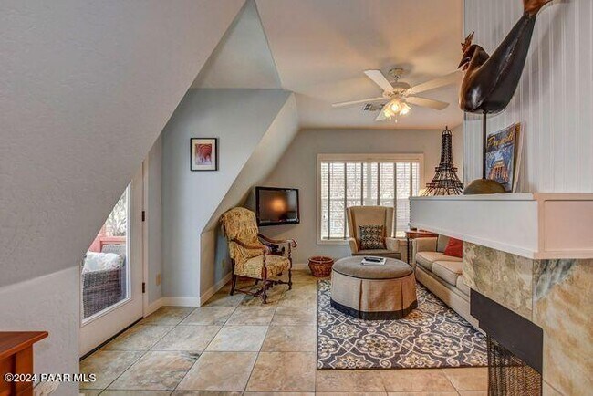 Photo - 325 E Union St