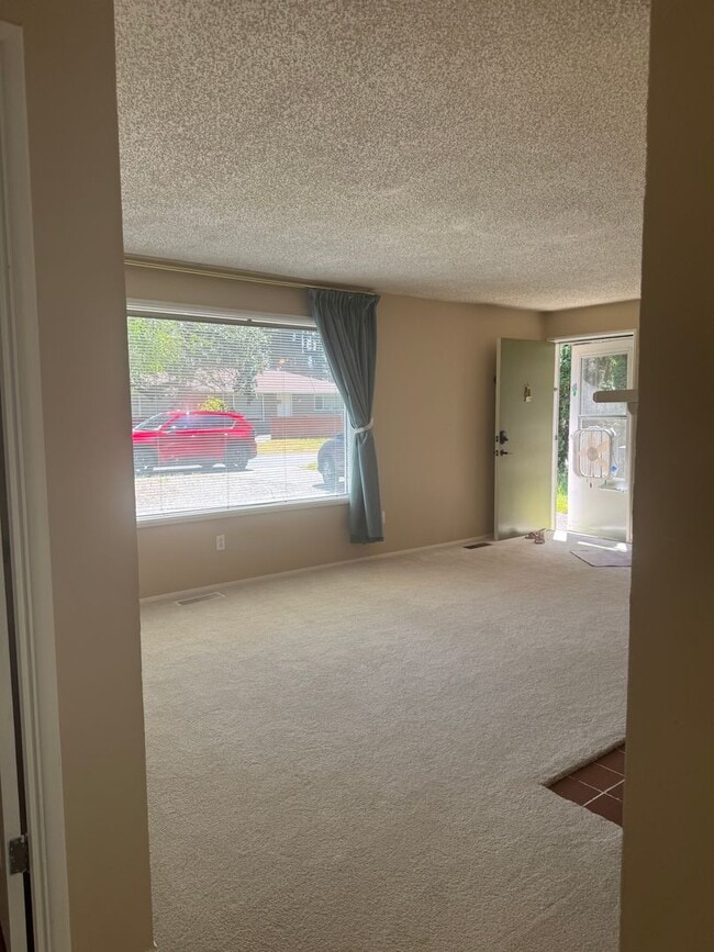 Photo - Beautiful 2 bedroom 1 bath Cozy Home for Rent- Minutes from Steilacoom Lake!