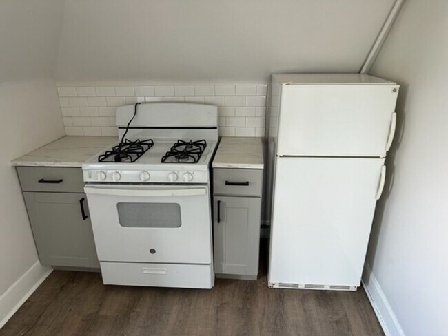 753 Rossmore Ave Unit 3