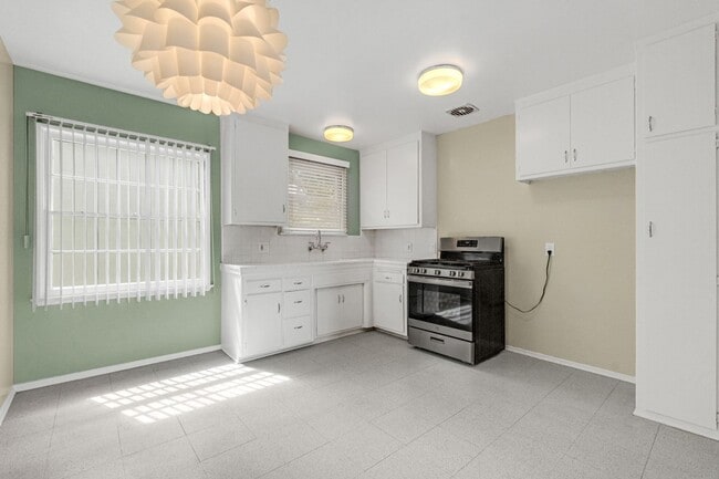 Photo - 2 BEDROOMS 1 BATH UNIT IN GREAT LOCATION!!! Unit 607