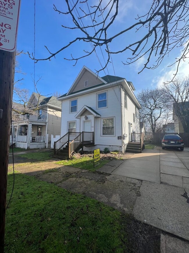 Building Photo - 721 Poplar St Unit #2