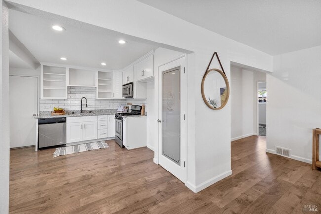 Building Photo - 372 Acacia St