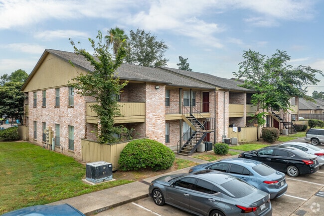 Calle Waring 704 E - Brookhollow Apartments