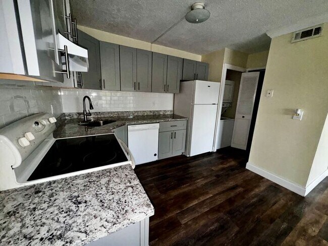 Photo - 1 Bedroom 2nd Floor Condo in East Orlando with Laminate Flooring and Scenic Balcony View!